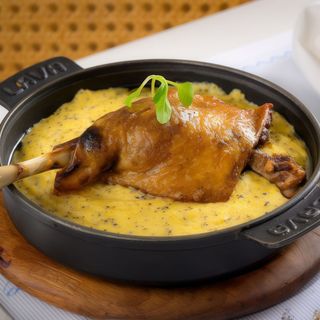 Pulpa de rață cu polenta cremoasa cu trufe și sos de vin roșu