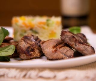 Muschiulet de porc la gratar cu sos de mustar 