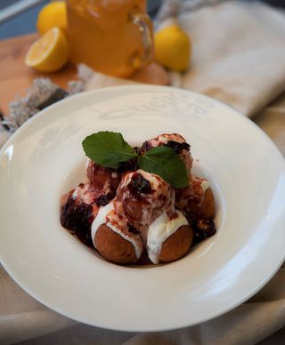 Papanaşi cu dulceata de visine