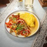 Saramură din piept de pui cu mămăliguță