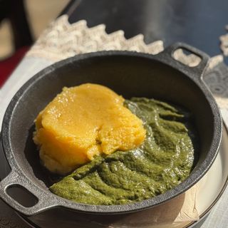 Tocăniță de urzici și spanac cu mămăligă și usturoi