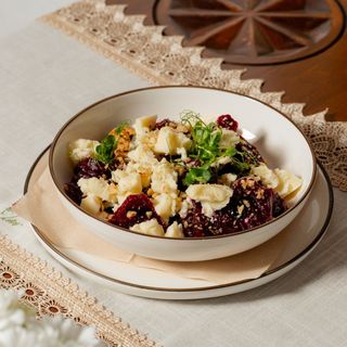 Salată cu sfeclă roșie coaptă, brânză de burduf, nuci și hrean