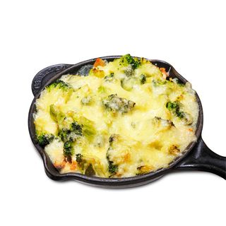 Cartofi gratinaţi cu somon și broccoli