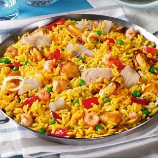 Paella cu pui și pește