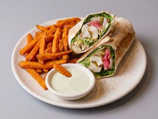 HALLOUMI WRAP, CARTOFI DULCI PRĂJIȚI & GREEN SOS 