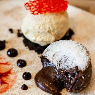 COUNT`S CHOCOLATE DELIGHT - lava cake 