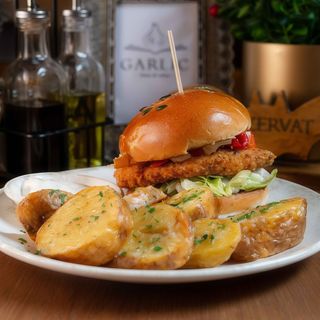 GARLIC CHICKEN BURGER CU CARTOFI RĂSCOPȚI CU USTUROI & GARLIC SOS