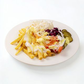 Cartofi prajiti cu salata