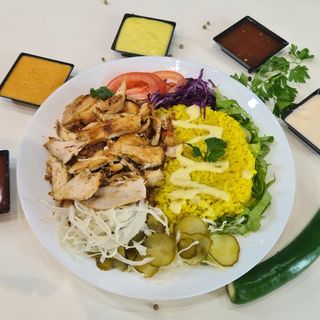 Kebab pui cu garniture de orez mediteranean