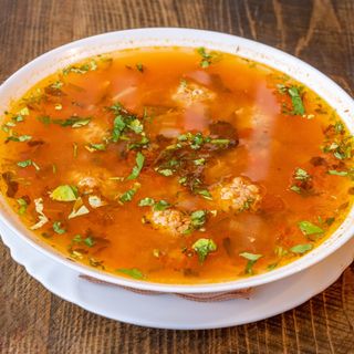 Meniu ciorbă de burta + cotlet porc la grătar +garnitura + salata + apa plata 0.5l