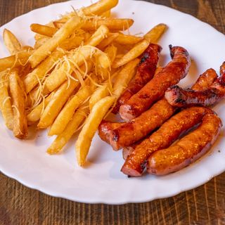 Carnati de porc afumati la grătar +garnitura + salata + 2 clatite + doza suc/apa plata 0.5l