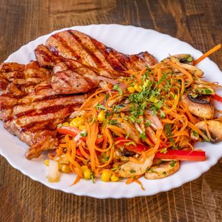 Meniu ciorba de fasole cu ciolan afumat + chiftelute marinate + garnitura + salata +apa 0.5l