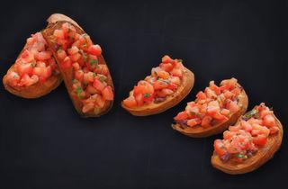 Bruschete cu roșii și măsline