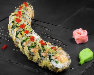 Salmon tempura (sushi roll)