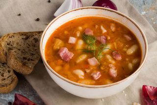 Ciorba de fasole cu costita afumata