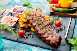 Coaste de porc cu garnitura