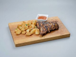 Coaste de porc la gratar si cartofi cu ceapa si telemea