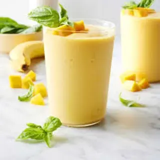Smoothie mango, papaya si ananas