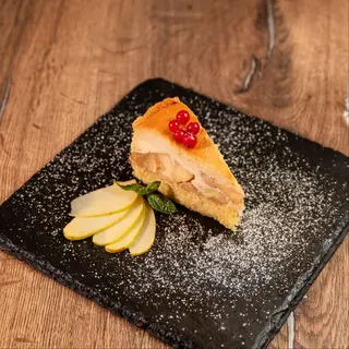 Tort de mere cu cremă de zahăr ars