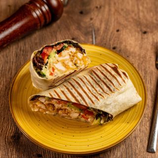 Wrap cu pui crispy și sos sweet chilli