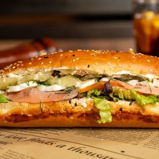 Sandwich cu somon și cremă de brânză