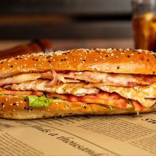 Sandwich cu pui la grill și bacon crispy