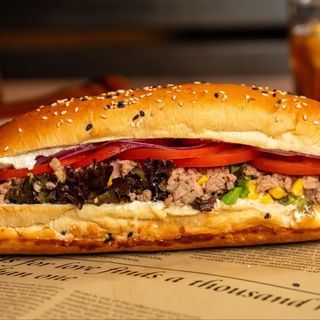 Sandwich cu ton și porumb