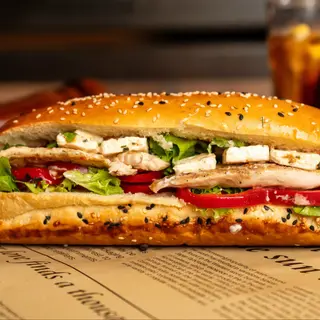 Sandwich cu pui în sos sweet chilli și brânză feta