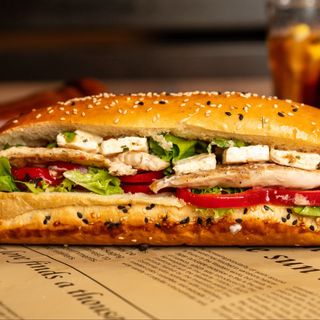 Sandwich cu pui în sos sweet chilli și brânză feta