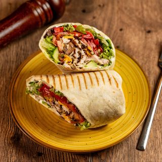 Wrap cu piept de pui și avocado