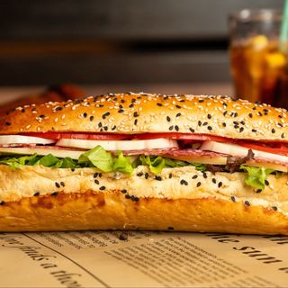 Sandwich cu salam și mozzarella