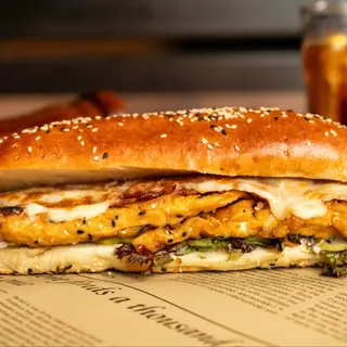 Sandwich cu șnitel crocant și bacon