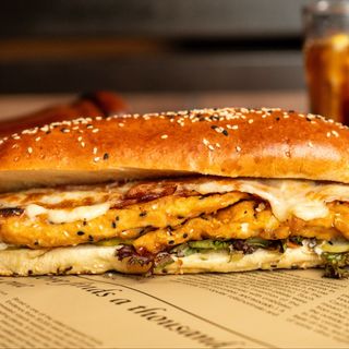 Sandwich cu șnitel crocant și bacon