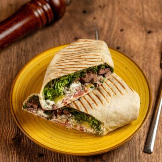 Wrap cu mușchi de vită și sos de iaurt