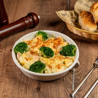 Pui nobil cu broccoli la cuptor