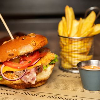 Burger cu pui crocant și cartofi prăjiți / wedges