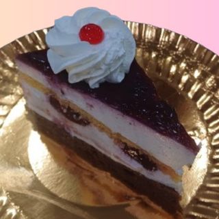 Prăjitură cu iaurt și fructe de pădure