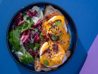 PULLED PORK EGGS BENEDICT CU PORC GĂTIT ÎNCET