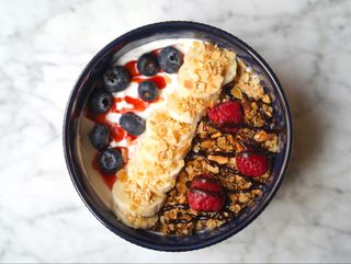 IAURT CU FRUCTE DE SEZON