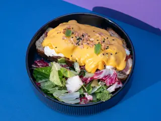 DUCK PASTRAMI EGGS BENEDICT CU PIEPT DE RAȚĂ
