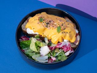 DUCK PASTRAMI EGGS BENEDICT CU PIEPT DE RAȚĂ