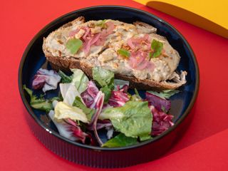 VINETE ȘI MAIA CU ECOU DE JAR ȘI PROSPEȚIME PE PÂINE