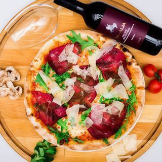 Pizza con bresaola e rucola