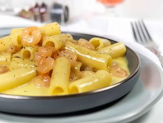 Mezze maniche carbonara cu fructe de mare
