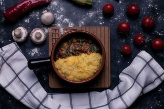 Mamaliguta cu ciuperci si carnati proaspeti