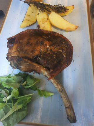 Bistecca di maiale con osso marinata ai ferri