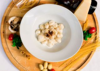 Gnocchi albi de casa cu gorgonzola si nuca