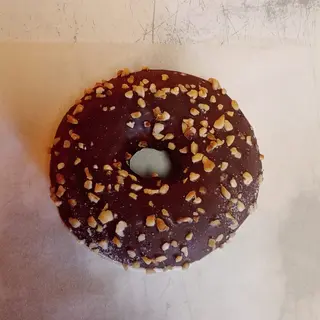 Donut cu crema de ciocolata si alune