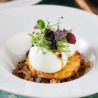 Poached Eggs with Rosti Potatoes and Sote Mushrooms Tartare