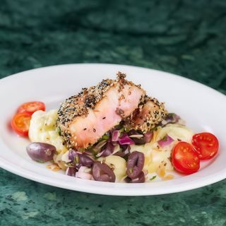 Grilled tuna in a sesame crust